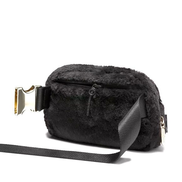 Lululemon Everywhere Belt Bag
Plush Fleece, Black with Gold Accent hardware, NWT - Picture 4 of 9
